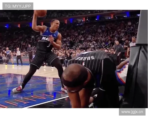 克里斯进攻上篮得手后情绪失控摔球遭判技术犯规 克里斯进攻上篮得手后情绪失控摔球遭判技术犯规