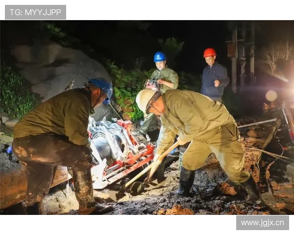 挖掘机自来水管线爆裂紧急抢修